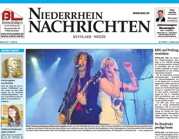 SuePrise als S&auml;ngerin mit Mikrofon auf der B&uuml;hne