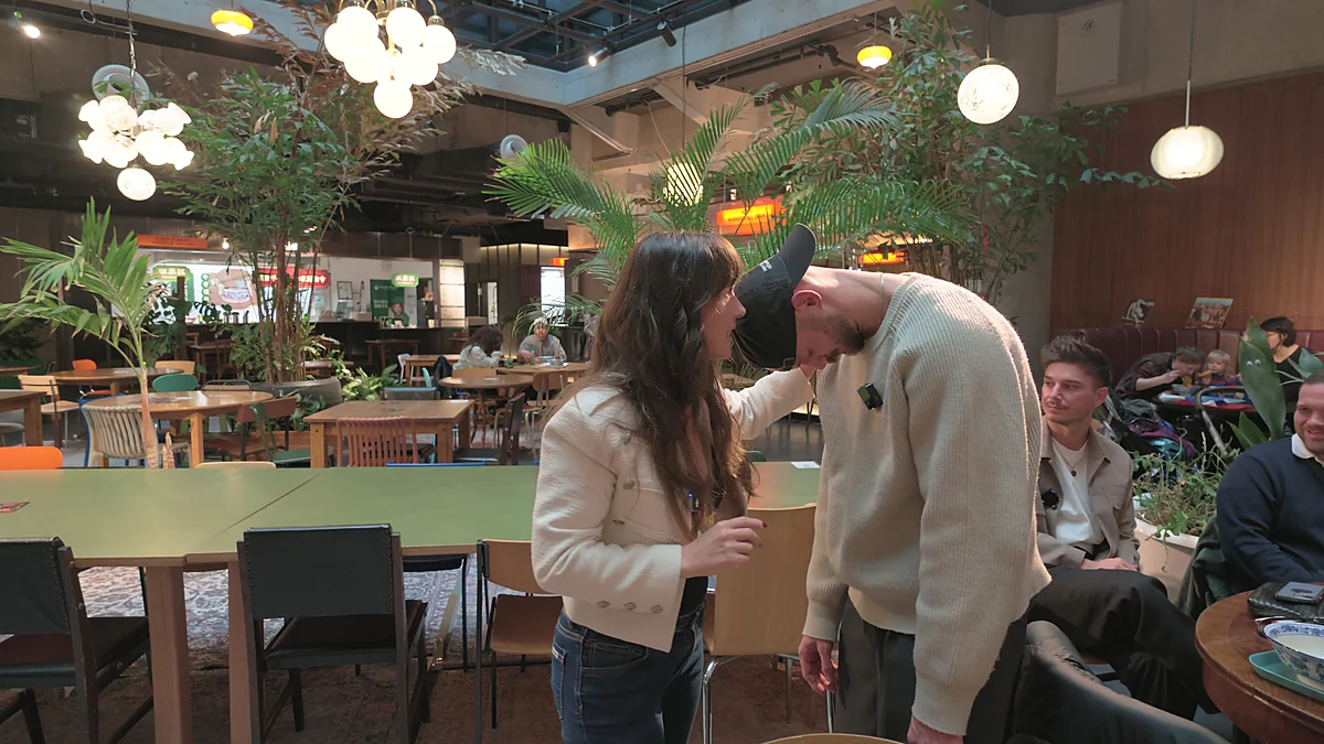 Hypnose-Walking-Act in einem Einkaufszentrum: Besucher machen mit, andere schauen zu
